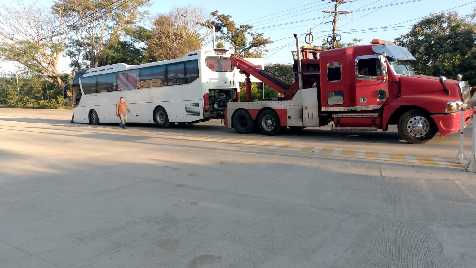Grúa de rescate pesado remolcando un autobús