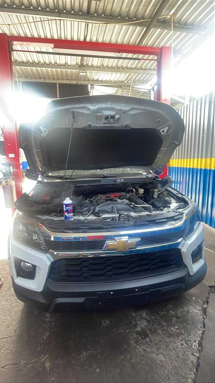 Camioneta en revisión de motor en el taller