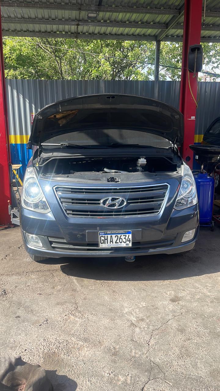 Vehículo tipo van en diagnóstico de motor