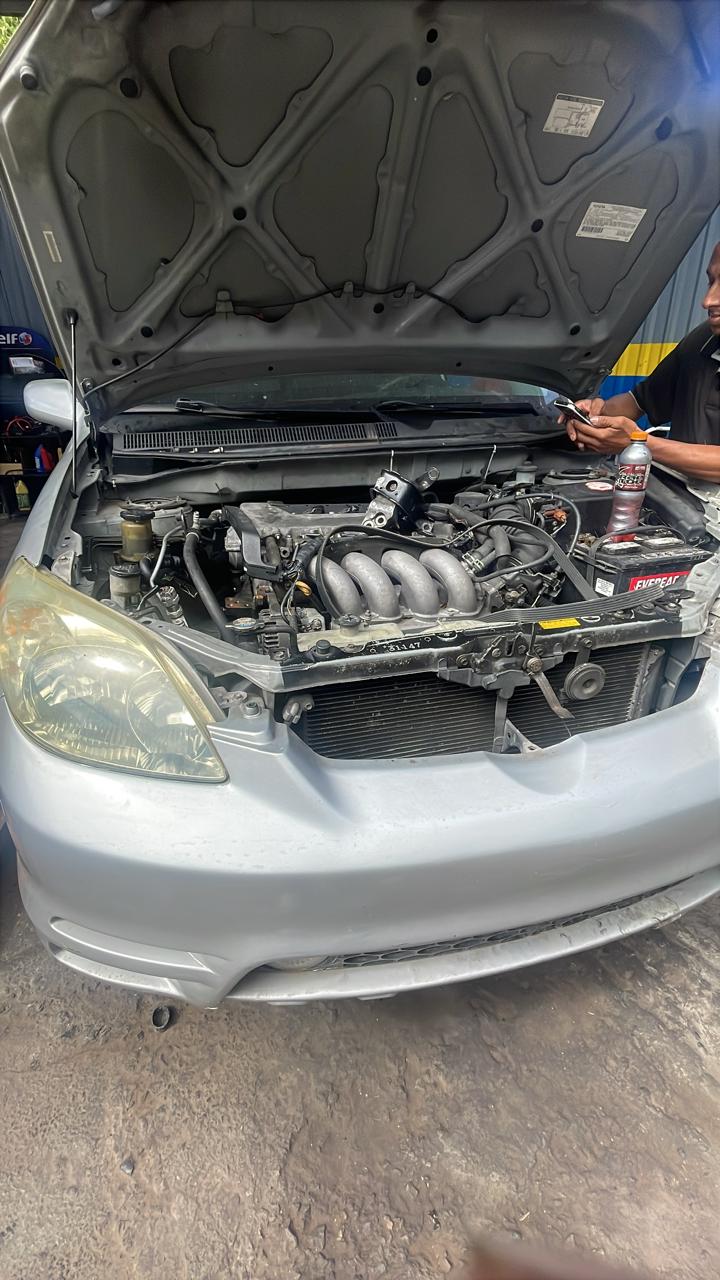 Revisión de motor en vehículo liviano