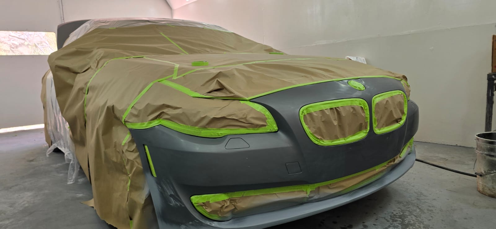 Vehículo enmascarado listo para aplicar pintura