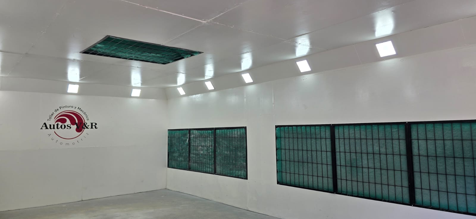 Interior de la cabina de pintura con iluminación profesional